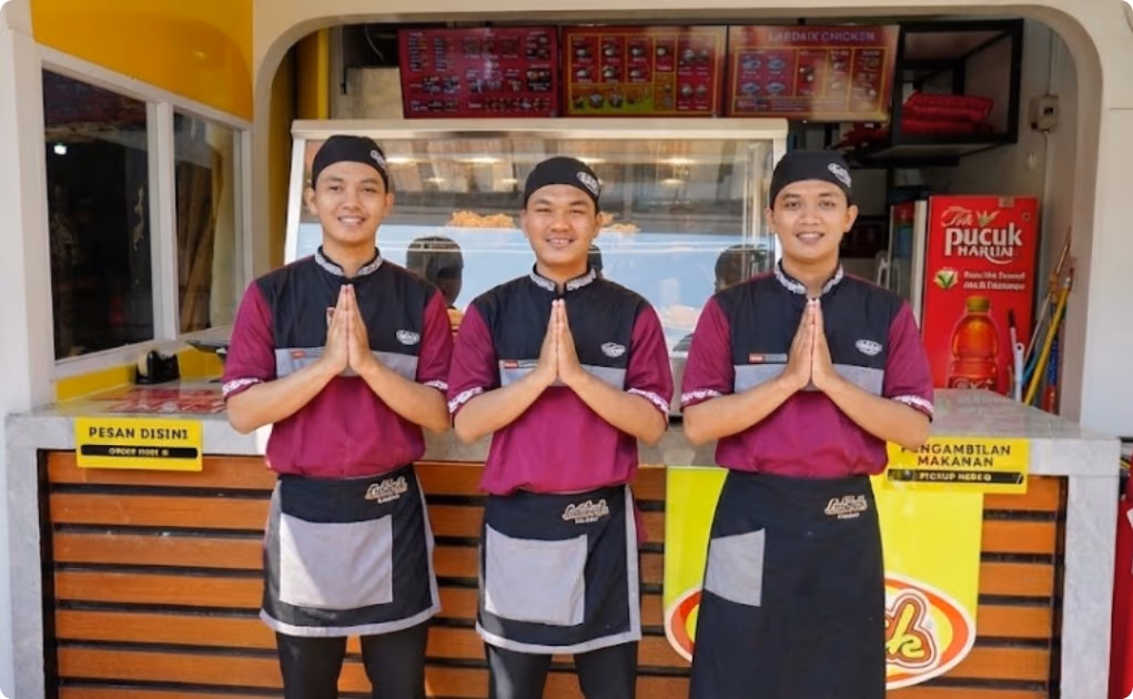 Tim crew Labbaik menyambut pelanggan