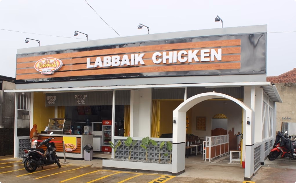 Suasana outlet Labbaik Chicken yang bersih dan modern